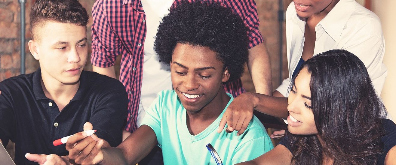Internationale Studenten bereiten sich gemeinsam auf Prüfung vor