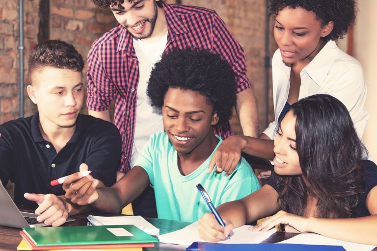 Internationale Studenten bereiten sich gemeinsam auf Prüfung vor