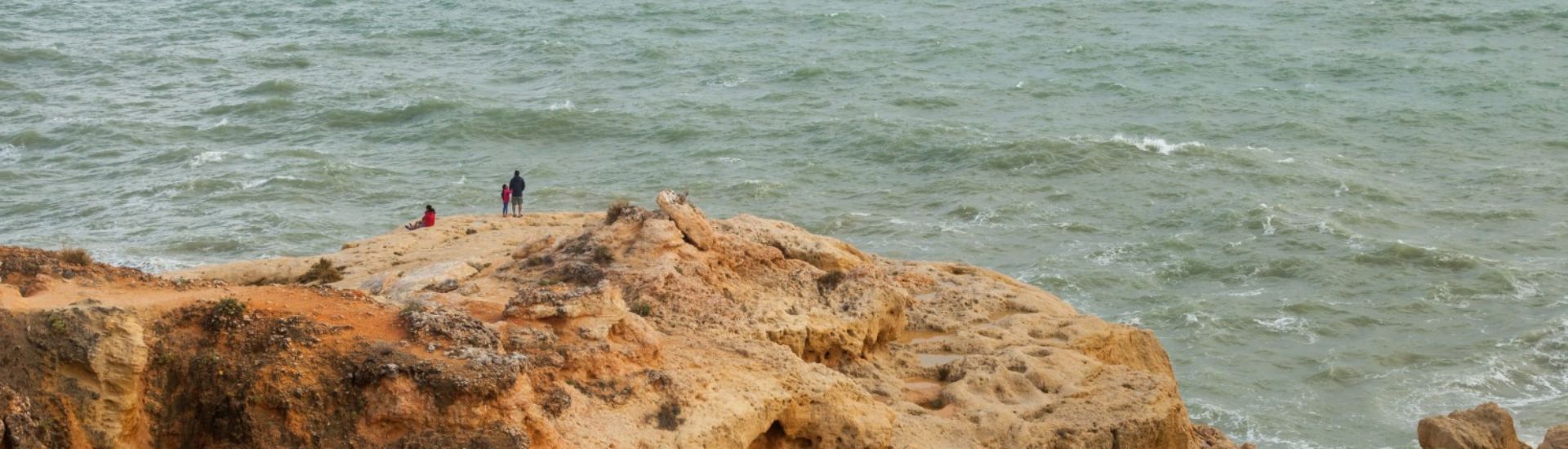 Flüchtlinge, Familie an Küste gucken auf das Meer