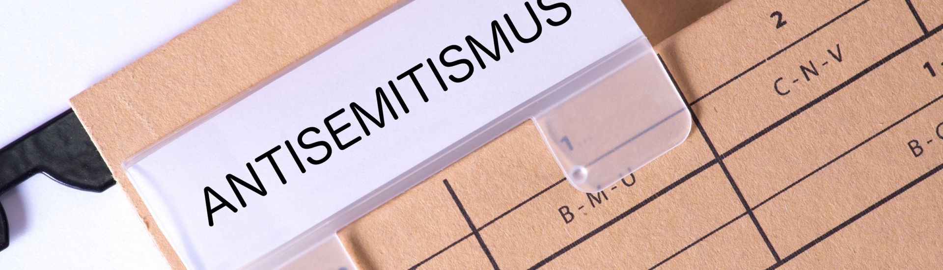Ein Ordner mit dem Aufdruck Antisemitismus