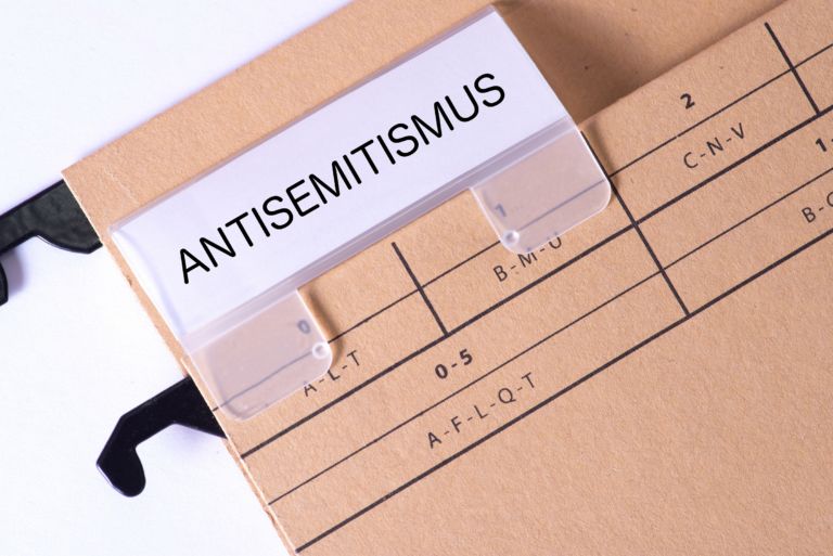 Ein Ordner mit dem Aufdruck Antisemitismus