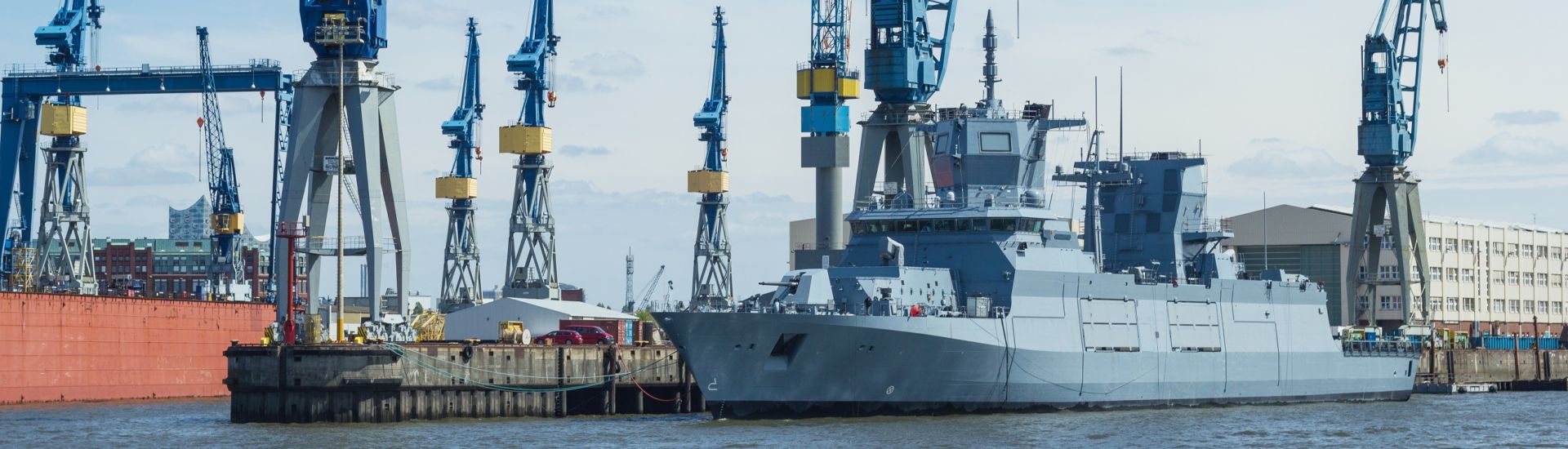 Marineschiff in der Werft Schiffbau Rüstungsexport