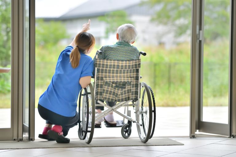 老人介護施設・テラスでくつろぐ母