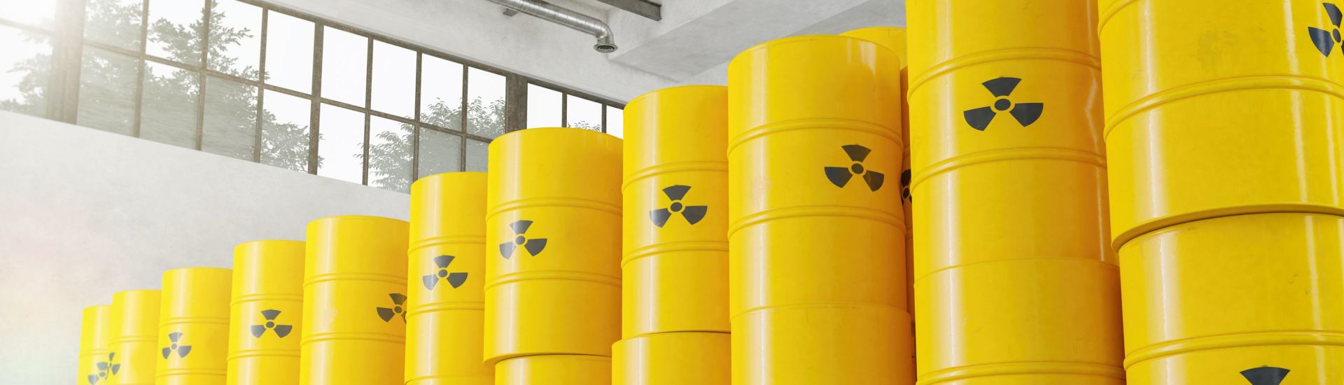Radioaktiver Abfall – Lagerhalle mit Atomfässer – Atom – Zwischenlager – Warenlager
