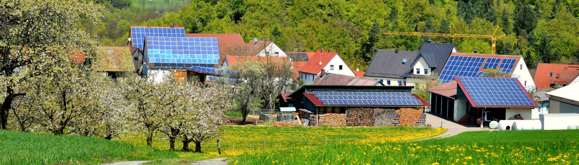 Dorf mit Solardächern