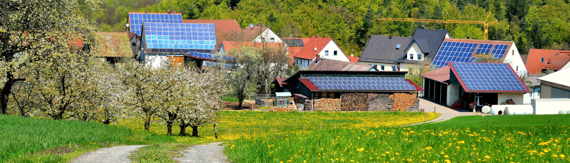 Dorf mit Solardächern