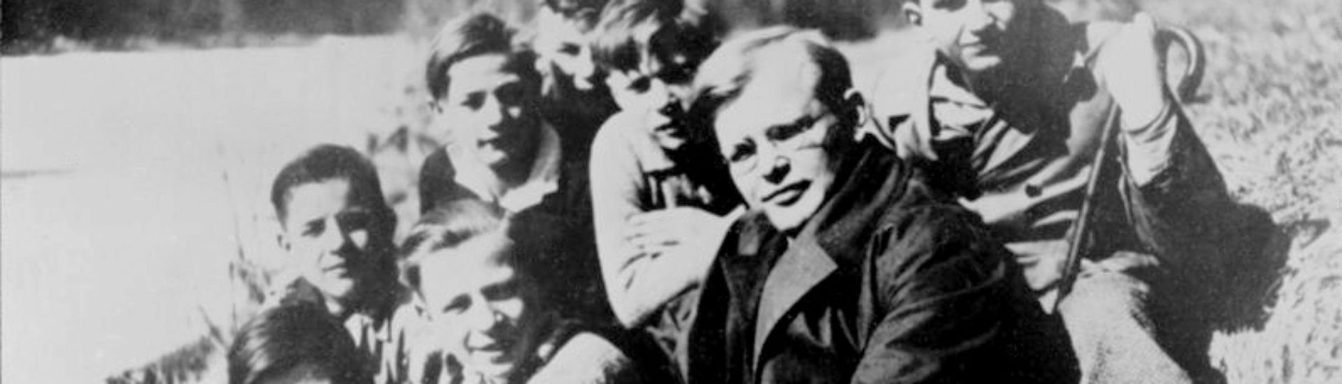 Bundesarchiv_Bild_183-R0211-316,_Dietrich_Bonhoeffer_mit_Schülern