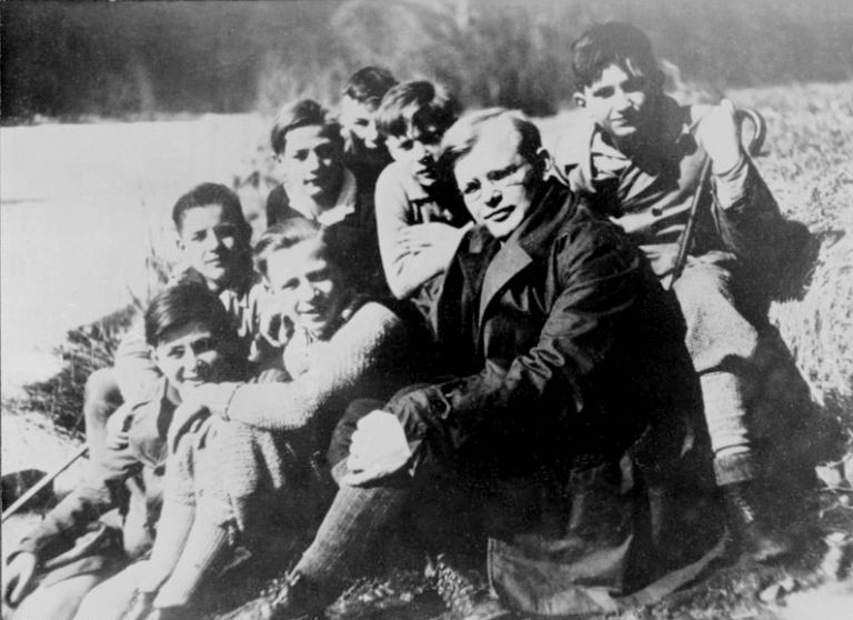 Bundesarchiv_Bild_183-R0211-316,_Dietrich_Bonhoeffer_mit_Schülern