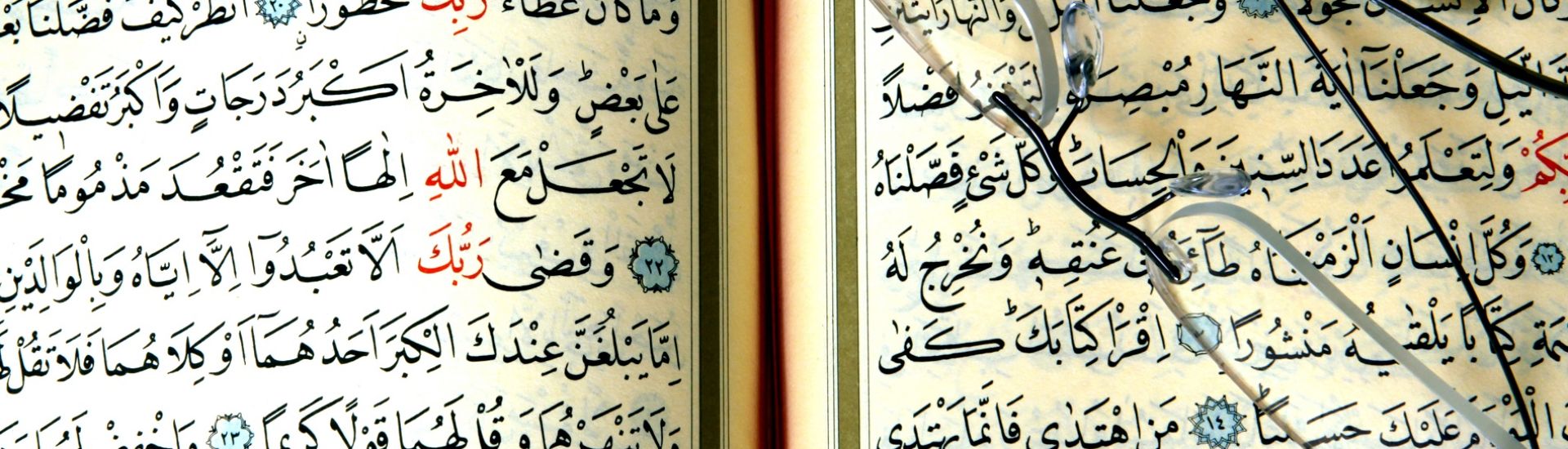 Koran mit Brille