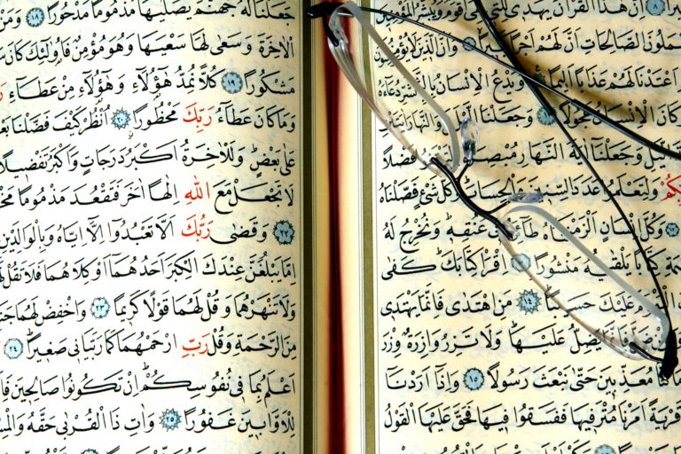 Koran mit Brille