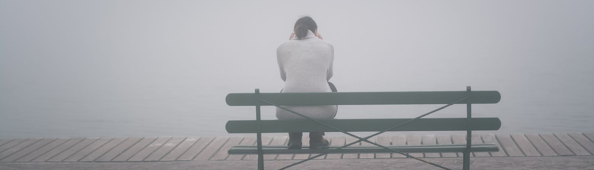 Depressive Frau auf Bank sitzend