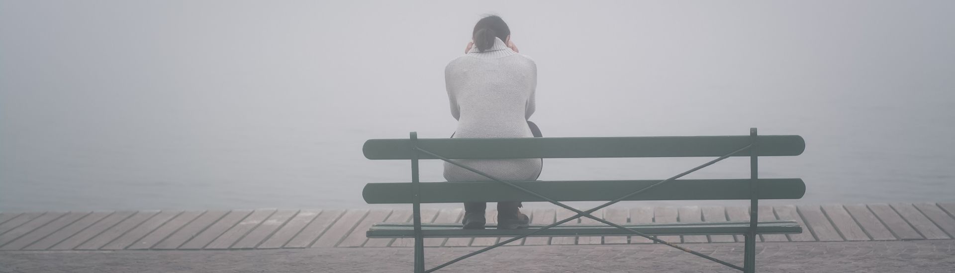 Depressive Frau auf Bank sitzend