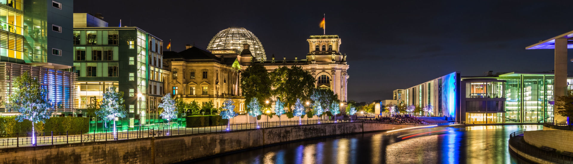 Reichstag und Reichstagufer in Berlin bei Nacht