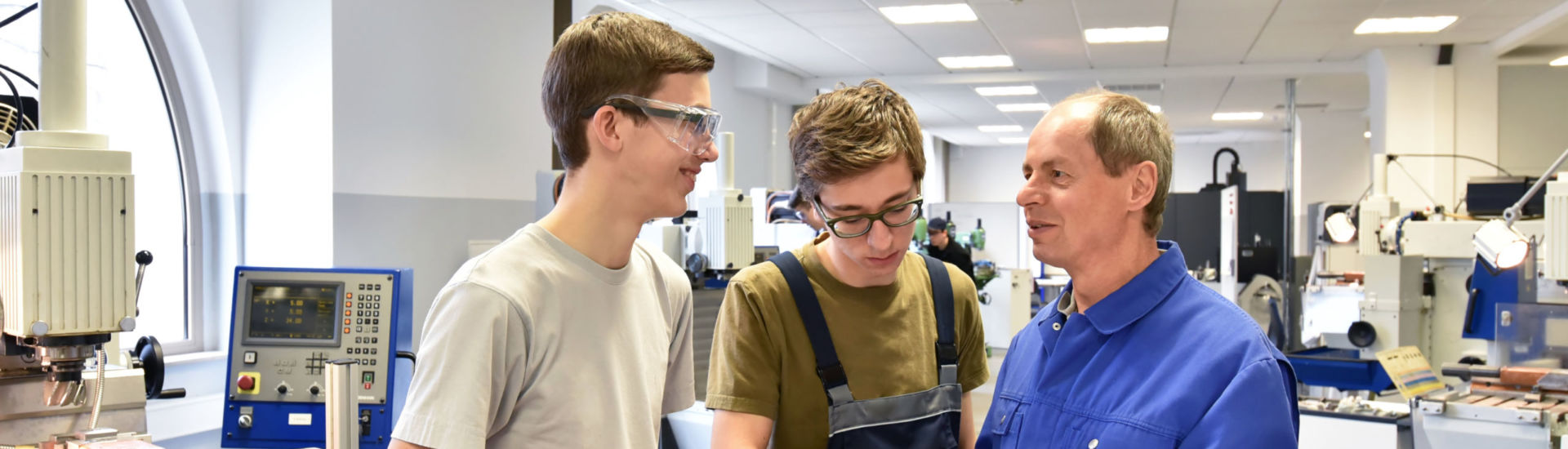 technische Berufsausbildung – Gruppe Jugendlicher mit Ausbilder