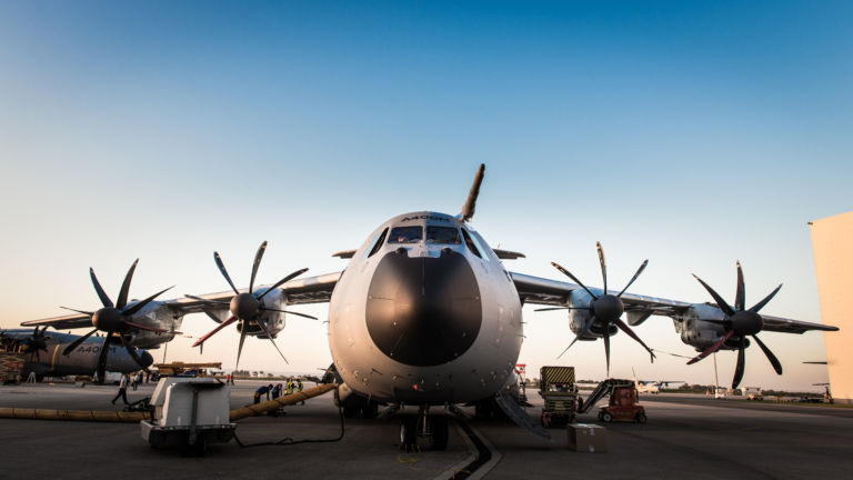 Transportflugzeug A400 M bei der Betankung