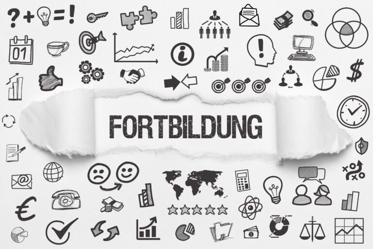 Fortbildung / weißes Papier mit Symbole