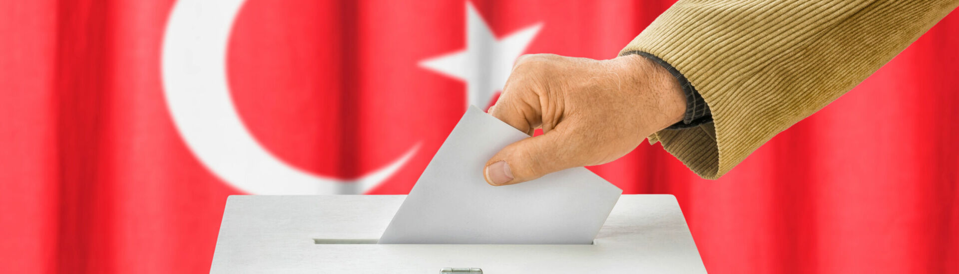 Mann wirft Stimmzettel in Wahlurne – Türkei