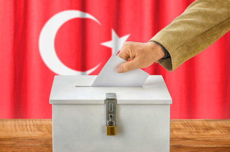 Mann wirft Stimmzettel in Wahlurne – Türkei