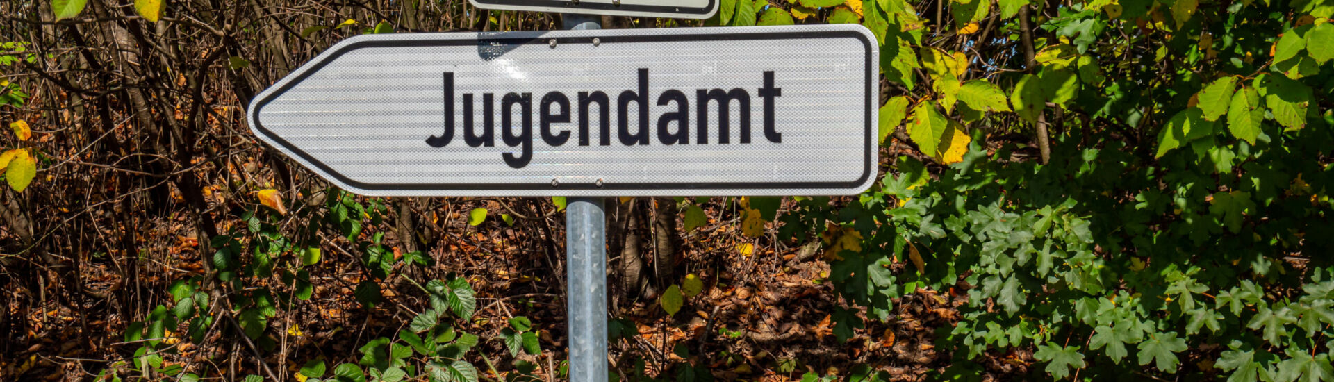 Hinweisschild Jugendamt in Deutschland