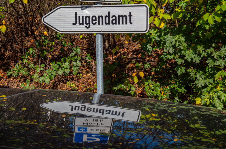 Hinweisschild Jugendamt in Deutschland