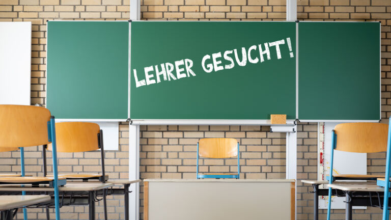 LEHRERMANGEL an deutschen Schulen – Tafel , Tische und Stühle i