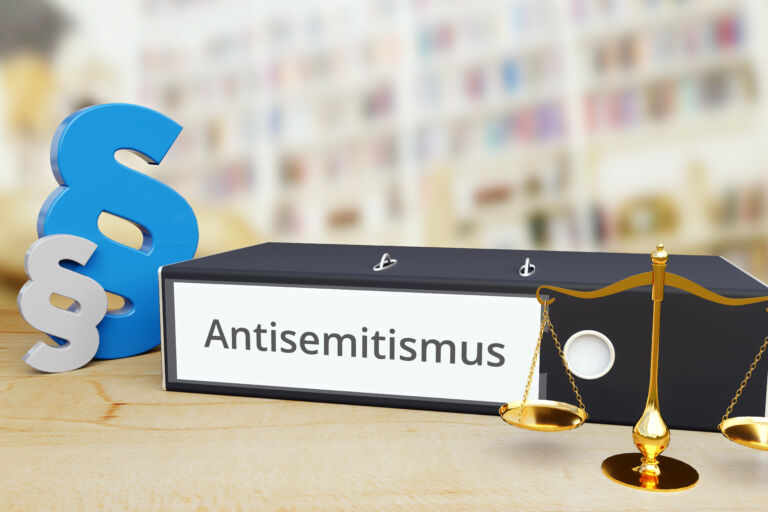 Antisemitismus – Ordner mit Beschriftung, Paragraf und Waage – Recht, Gesetz, Anwalt