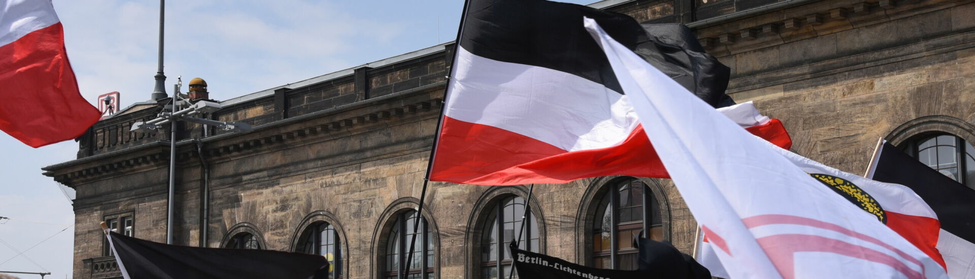 Im Wind wehende Fahnen der rechtsextremen NPD