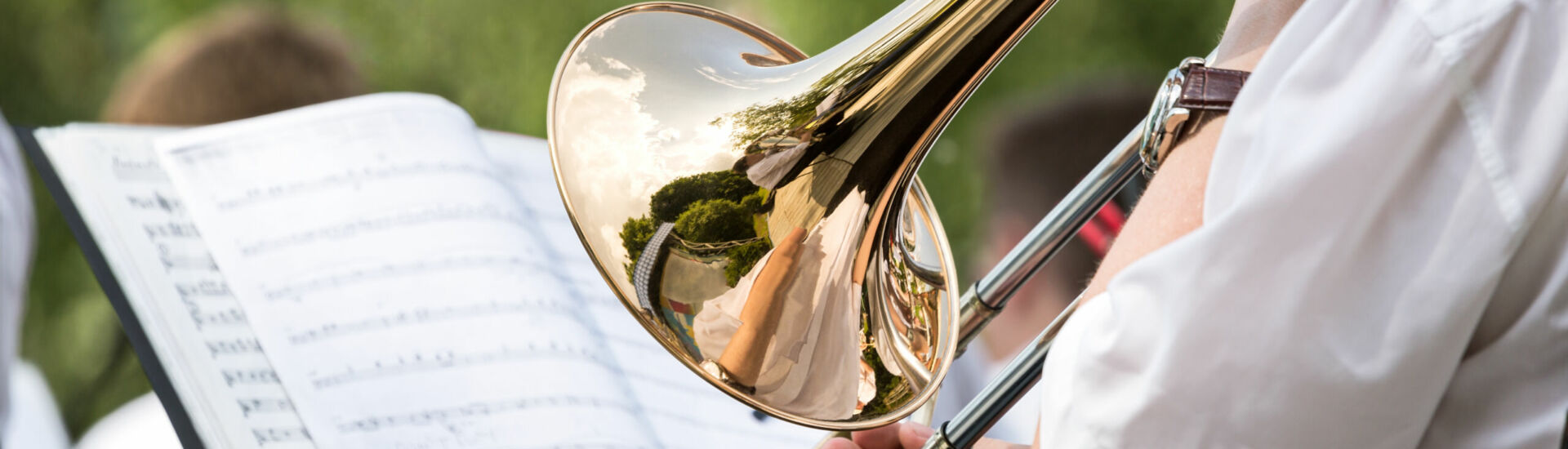 Men playing his trombone