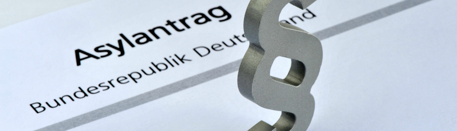 Asylantrag, Asyl, Paragraph, Asylbewerber, Antrag, Gesetz, Migration, Einreise, Schengen, Ausländer, Asylgesetz, Asylrecht, Zuwanderung, Einbürgerung, Flüchtlinge,  Asylgesetze, symbolisch