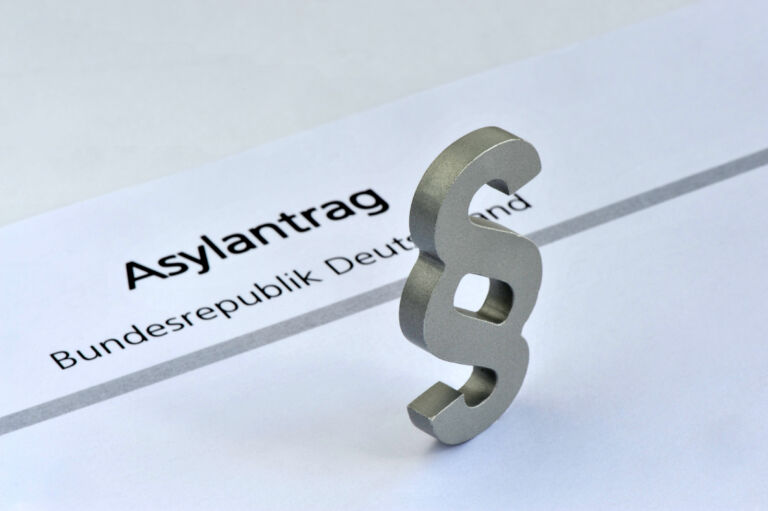 Asylantrag, Asyl, Paragraph, Asylbewerber, Antrag, Gesetz, Migration, Einreise, Schengen, Ausländer, Asylgesetz, Asylrecht, Zuwanderung, Einbürgerung, Flüchtlinge,  Asylgesetze, symbolisch