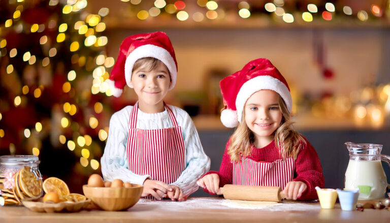 Kinder beim Plätzchen backen