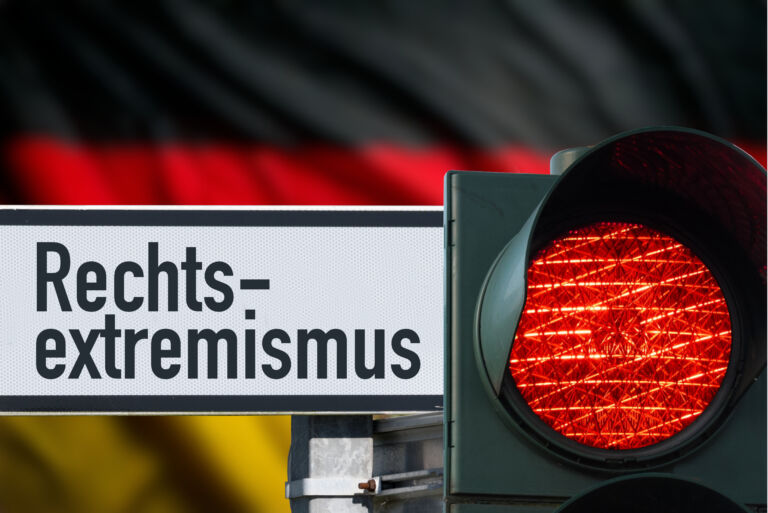 Deutsche Flagge und rote Ampel als Symbol für den Kampf gegen den Rechtsextremismus in Deutschland