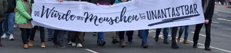 Transparent: „Die Würde des Menschen ist unantastbar“