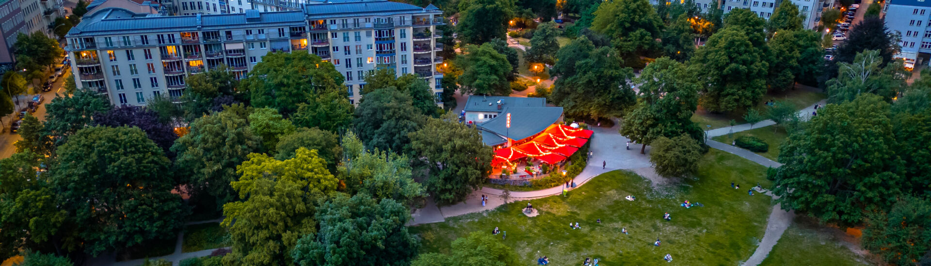 Weinbergspark Kollwitzkiez Berlin Berliner Drone Grünanlage Parkbank Nachbarschaft Kultur Skulpturen Spielplatz Bäume Picknick Spaziergang Denkmal Geschichte Architektur Café Brunnen Kunst Wohnviertel