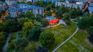 Weinbergspark Kollwitzkiez Berlin Berliner Drone Grünanlage Parkbank Nachbarschaft Kultur Skulpturen Spielplatz Bäume Picknick Spaziergang Denkmal Geschichte Architektur Café Brunnen Kunst Wohnviertel
