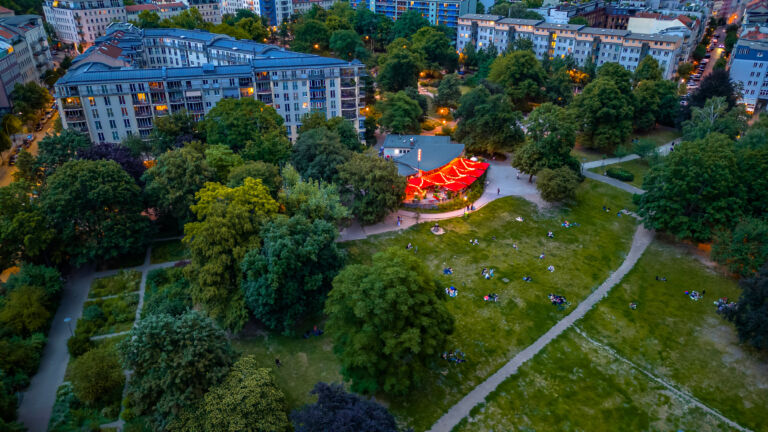 Weinbergspark Kollwitzkiez Berlin Berliner Drone Grünanlage Parkbank Nachbarschaft Kultur Skulpturen Spielplatz Bäume Picknick Spaziergang Denkmal Geschichte Architektur Café Brunnen Kunst Wohnviertel