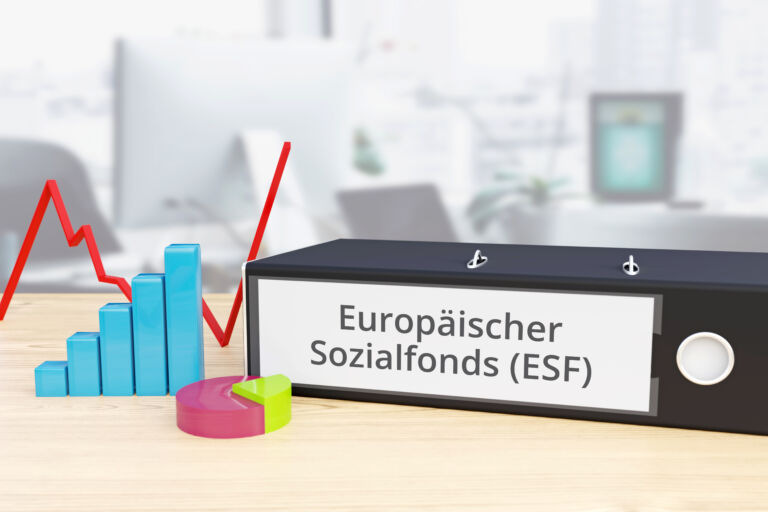 Europäischer Sozialfonds (ESF) – Finanzen/Wirtschaft. Ordner auf Schreibtisch mit Beschriftung neben Diagrammen. Business